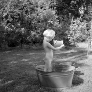 Meisje spelend met een teil water in de tuin van de woning van Bachmann, Bestanddeelnr 254-4616