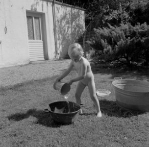 Meisje spelend met een teil water in de tuin van de woning van Bachmann, Bestanddeelnr 254-4619
