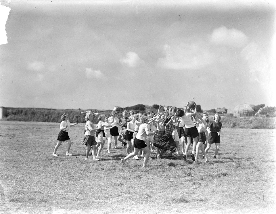 Meisjes spelen balspel, Bestanddeelnr 904-0914