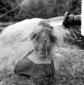 Meisje onder waterstraal, Bestanddeelnr 907-2308