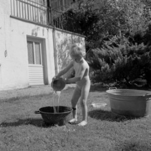 Meisje spelend met een teil water in de tuin van de woning van Bachmann, Bestanddeelnr 254-4620