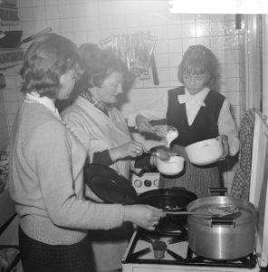Meisjes op een meisjesschool aan de Keizersgracht 772 te Amsterdam tijdens een k, Bestanddeelnr 918-5063