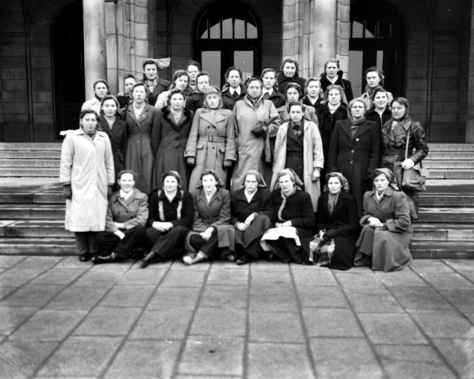 Meisjes uit Berkenwoude helpen in Middelharnis. Groep voor stadhuis Coolsingel, Bestanddeelnr 905-5543