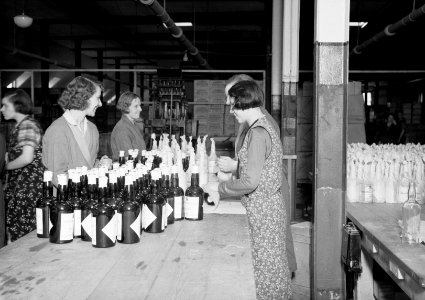 Meisjes pakken flessen whisky in, Bestanddeelnr 190-1106