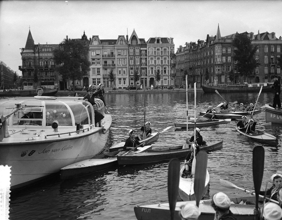 Meisjes padvindsters brengen vanuit hun boten een groet aan Lady Baden-Powell di, Bestanddeelnr 906-6736