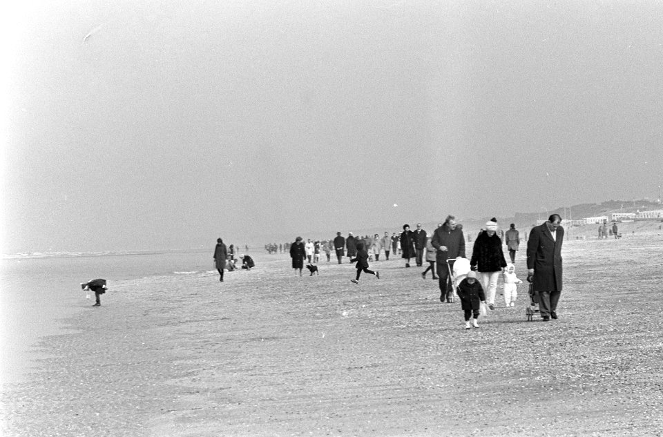 Meisjes in bikini in zee te Zandvoort, wandelaars op het strand, Bestanddeelnr 917-5093