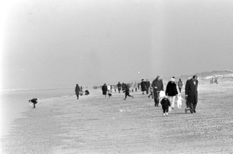 Meisjes in bikini in zee te Zandvoort, wandelaars op het strand, Bestanddeelnr 917-5093