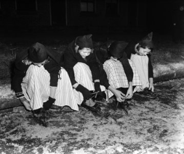 Meisjes trekken schaatsen aan, Bestanddeelnr 901-4190