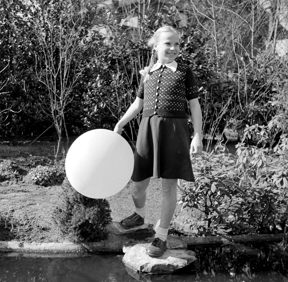 Meisje met een ballon bij een vijver, Bestanddeelnr 252-0263