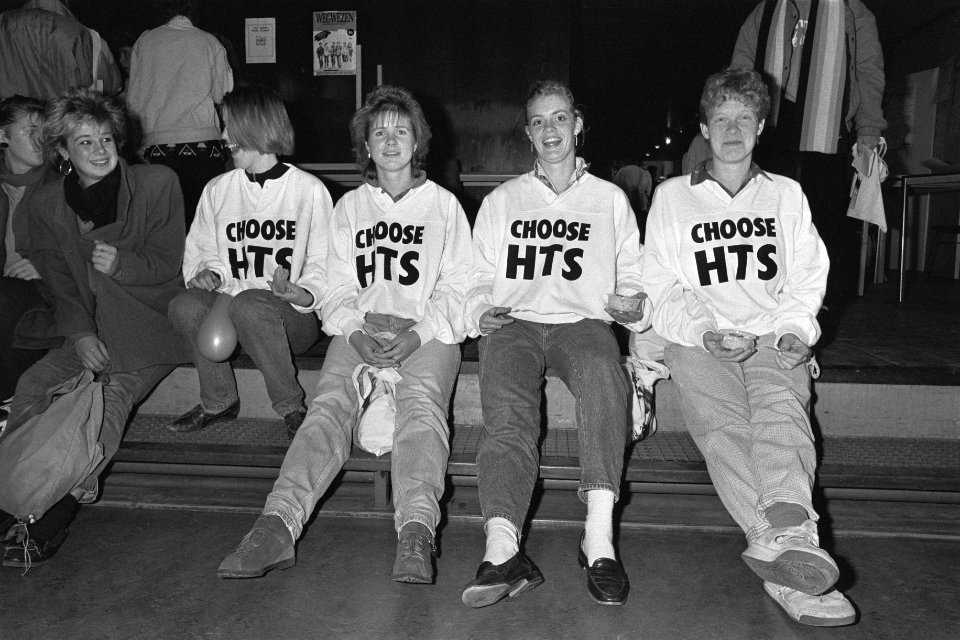 Meisjes met Choose HTS t-shirt bij startactie HTO-voorlichtingsmaand voor meisje, Bestanddeelnr 933-8017