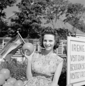 Meisje met een kaas in haar hand voor de Irene-Hoeve bij Volendam, Bestanddeelnr 254-3999