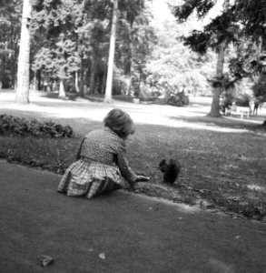 Meisje met een eekhoorntje in het Kurpark, Bestanddeelnr 254-3219