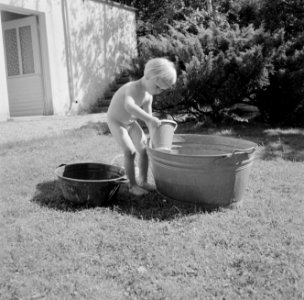 Meisje spelend met een teil water in de tuin van de woning van Bachmann, Bestanddeelnr 254-4623