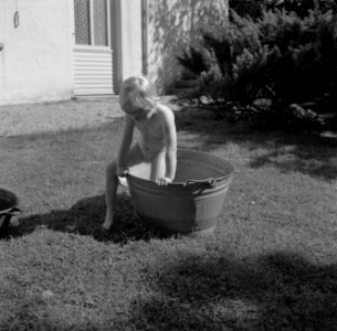 Meisje spelend met een teil water in de tuin van de woning van Bachmann, Bestanddeelnr 254-4613