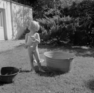Meisje spelend met een teil water in de tuin van de woning van Bachmann, Bestanddeelnr 254-4609