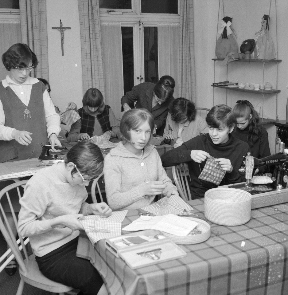 Meisjes op een meisjesschool aan de Keizersgracht 772 te Amsterdam tijdens een n, Bestanddeelnr 918-5062