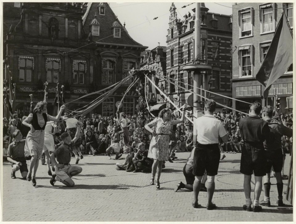 Meiboomdansen voor het Stadhuis op de Grote Markt. NL-HlmNHA 54005472