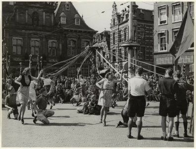 Meiboomdansen voor het Stadhuis op de Grote Markt. NL-HlmNHA 54005472