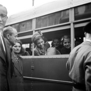 Meisjes in de autobus, Bestanddeelnr 900-7347