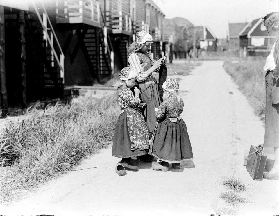 Meisjes in Marker klederdracht De oudste is aan het breien, Bestanddeelnr 252-0685