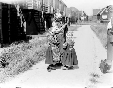 Meisjes in Marker klederdracht De oudste is aan het breien, Bestanddeelnr 252-0685