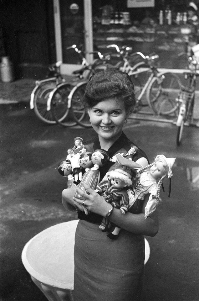 Meisje met Finse souvenirpoppen, Bestanddeelnr 920-4682