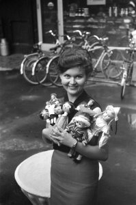 Meisje met Finse souvenirpoppen, Bestanddeelnr 920-4682