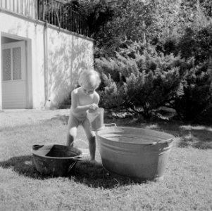 Meisje spelend met een teil water in de tuin van de woning van Bachmann, Bestanddeelnr 254-4622