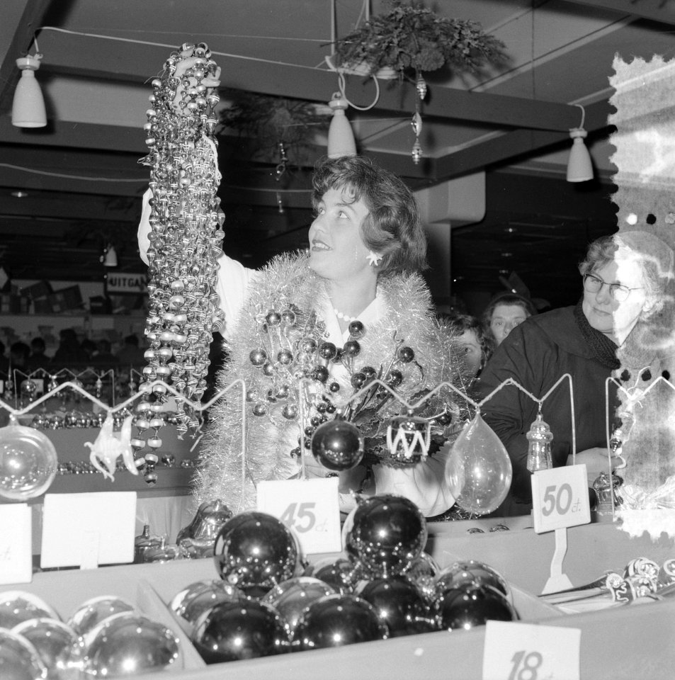 Meisje met kerstslinger in de Bijenkorf, Bestanddeelnr 934-6061