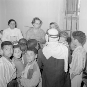 Mejuffrouw Cl Welcker in een schooltje in Zaita, Bestanddeelnr 255-6555
