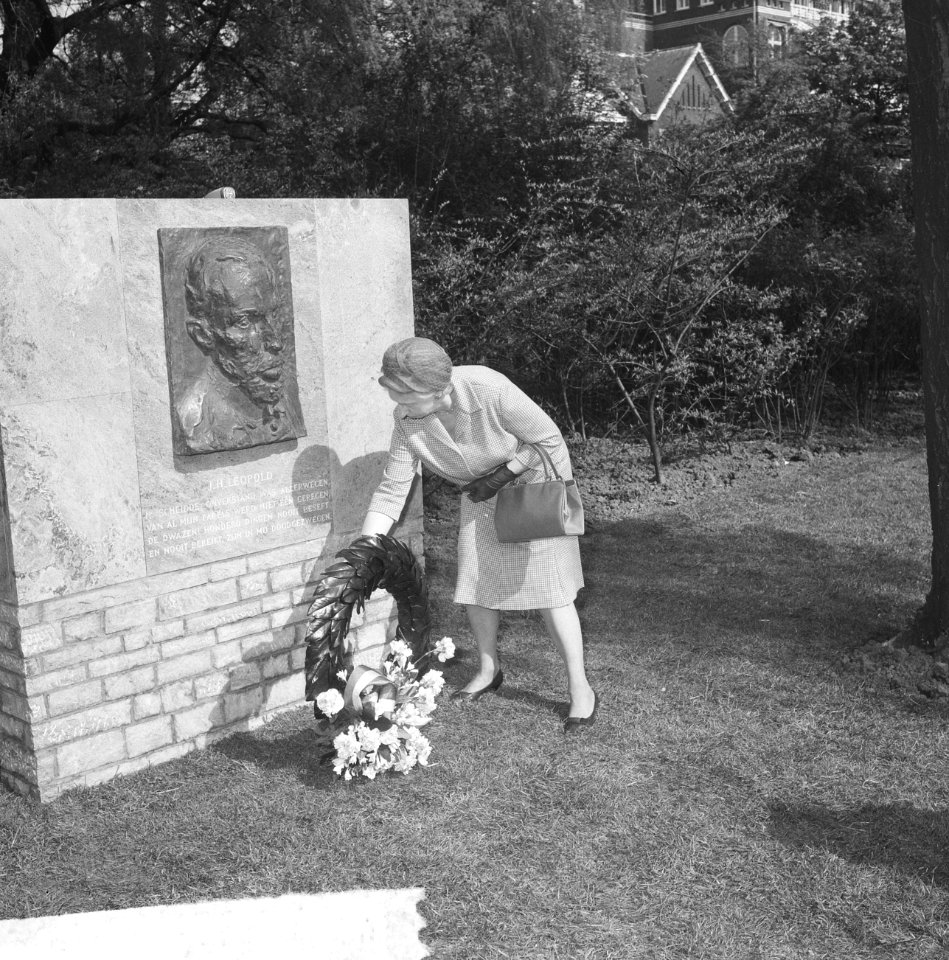 Mejuffrouw mr. Zeelenberg onthulde een monument voor de dichter J.H. Leopold in , Bestanddeelnr 917-7539
