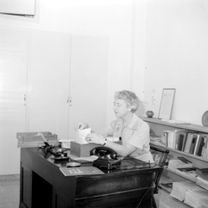 Mejuffrouw FC Prager, chief nurse van het UNWRA in haar kantoor, Bestanddeelnr 255-6529