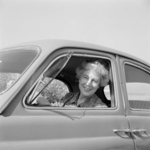 Mejuffrouw FC Prager, chief nurse van het UNWRA, in haar auto, Bestanddeelnr 255-6531