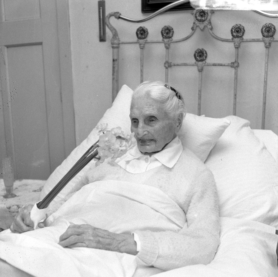 Mejuffrouw H.J. Kropff wordt 7 mei 105 jaar, Bestanddeelnr 919-1043