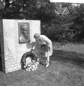Mejuffrouw mr. Zeelenberg onthulde een monument voor de dichter J.H. Leopold in , Bestanddeelnr 917-7538