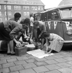 Meisjesstudenten te Amsterdam helpen Rode Kruis met verkoop bloembollen, Bestanddeelnr 911-6441