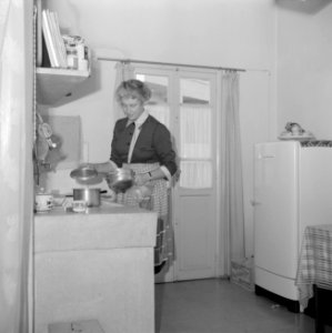 Mejuffrouw FC Prager, chief nurse van het UNWRA, in haar keuken, Bestanddeelnr 255-6532