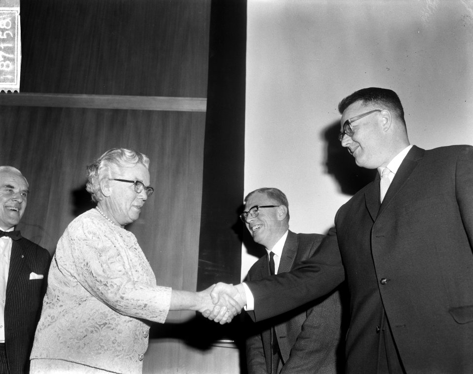 Mejuffrouw ir. J.H. Mulder afscheid genomen als hoofd afdeling Stadsontwikkeling, Bestanddeelnr 918-7158