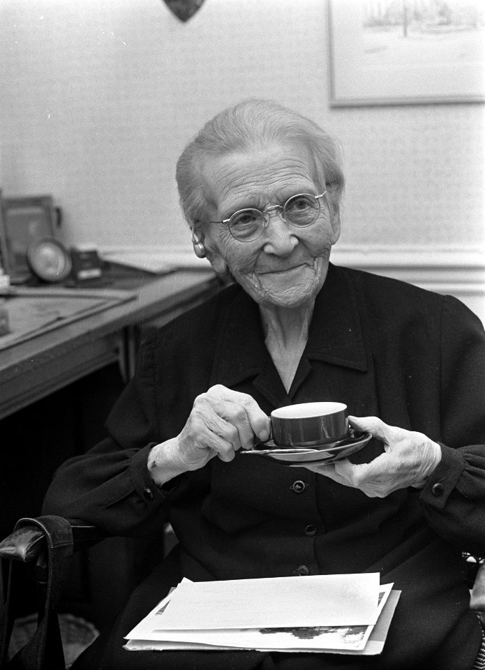 Mej. C. van Asperen v.d. Velde , oud-directrice van de Vereniging Ons Huis , wor, Bestanddeelnr 922-0959