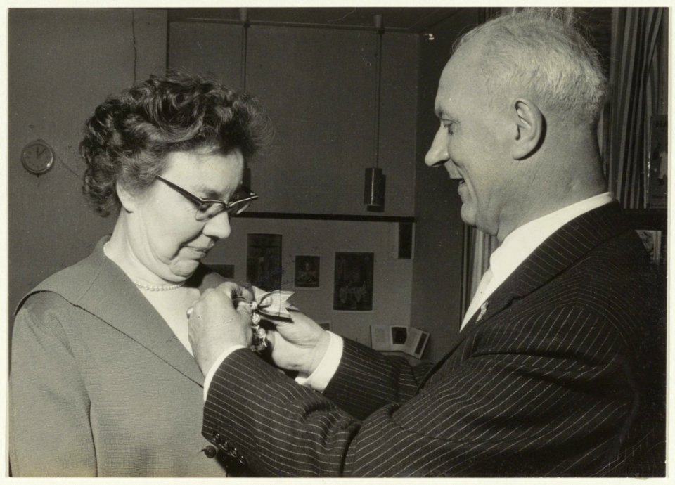 Mej. Vinkenburg, directrice van de Kath. Openbare leeszaal wordt ridder in de orde van Oranje-Nassau. NL-HlmNHA 54024040