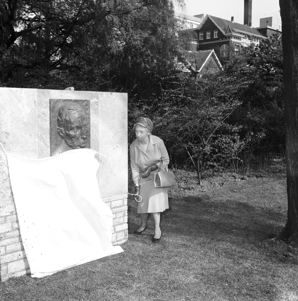 Mejuffrouw mr. Zeelenberg onthulde een monument voor de dichter J.H. Leopold in , Bestanddeelnr 917-7537
