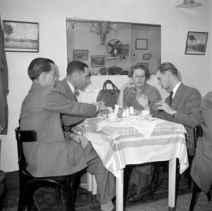 Mejuffrouw Cl Welcker en enkele heren bij de lunch, Bestanddeelnr 255-6550