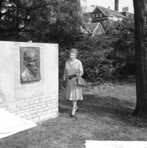 Mejuffrouw mr. Zeelenberg onthulde een monument voor de dichter J.H. Leopold in , Bestanddeelnr 917-7540