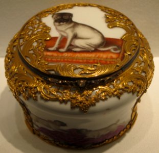 Meissen snuffbox, c. 1760, hard-paste porcelain, Metropolitan Museum of Art, 1977.1.10 photo
