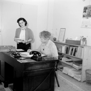 Mejuffrouw FC Prager, chief nurse van het UNWRA en haar assistente in haar kan, Bestanddeelnr 255-6530