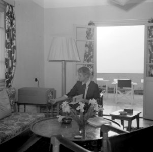Mejuffrouw FC Prager, chief nurse van het UNWRA, in haar woonkamer, Bestanddeelnr 255-6533