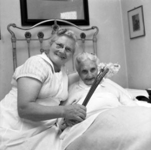 Mejuffrouw H.J. Kropff wordt 7 mei 105 jaar, Bestanddeelnr 919-1044