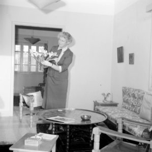 Mejuffrouw FC Prager, chief nurse van het UNWRA, in haar woonkamer, Bestanddeelnr 255-6534