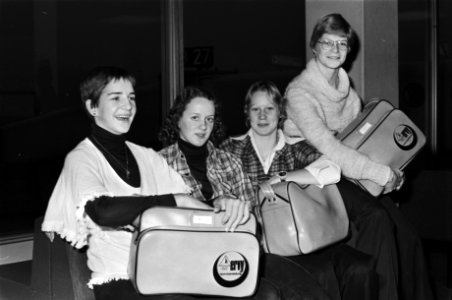 Meisjesturnploeg vertrekt van Schiphol naar Oslo vlnr Gerrie van Soeren , Ma, Bestanddeelnr 928-9081