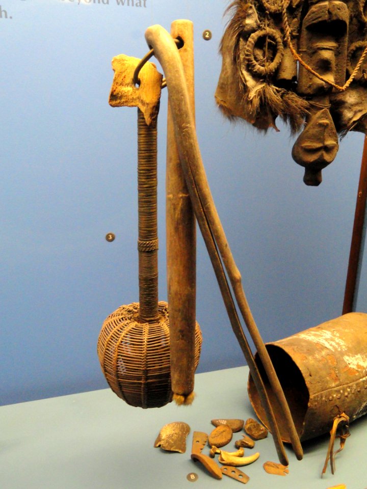 Medicine rattle with tweezers and snuff holder, Mangbetu - African objects in the American Museum of Natural History - DSC05994